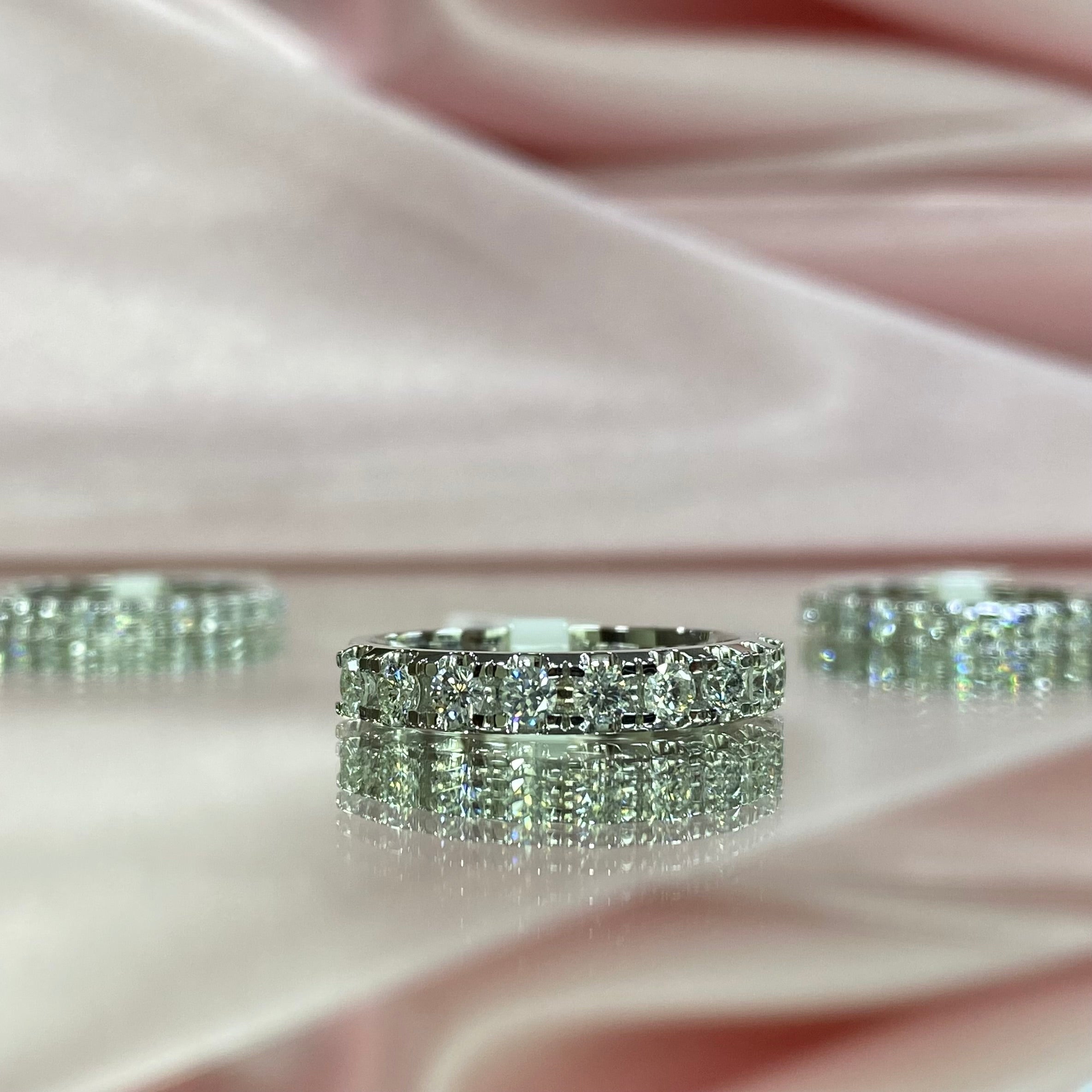 Халка от бяло злато с диаманти 0.65 карата